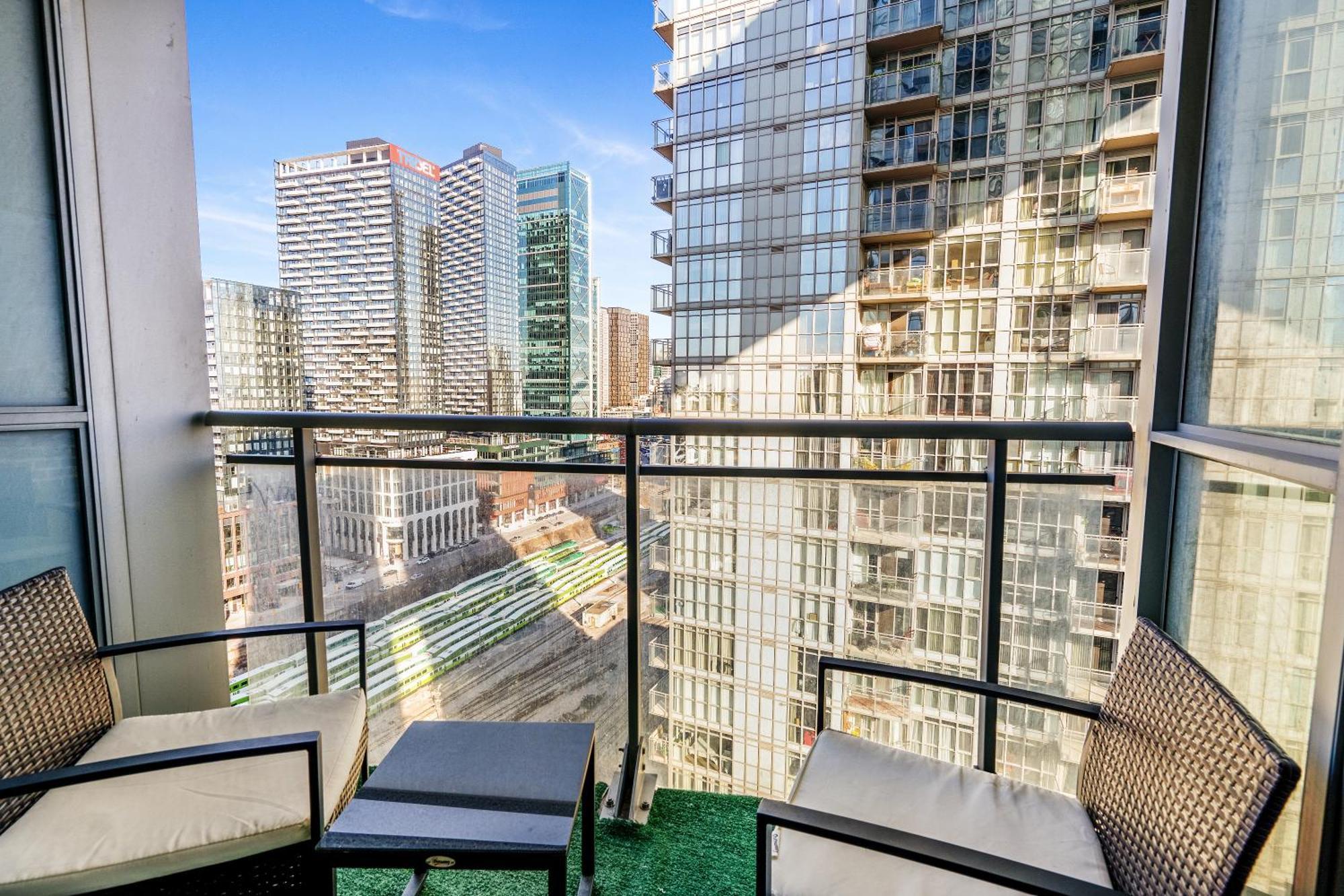 Exquisite Condos By Cn Tower With Parking Toronto Exteriör bild